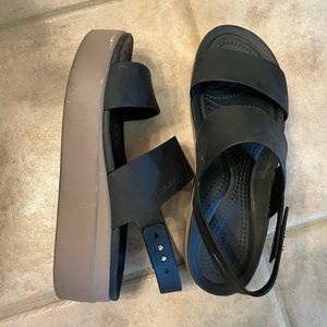 WOMEN'S CROCS BROOKLYN LOW WEDGE SANDALS